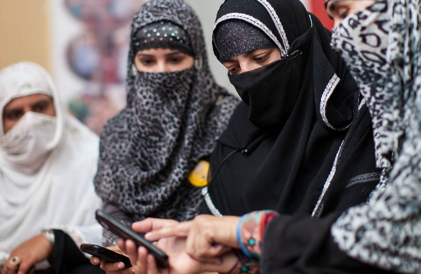 Health workers in Pakistan are receiving cellphone and e-monitoring training at the Rotary Resource Center in Nowshera, Khyber Pakhtunkhwa. 